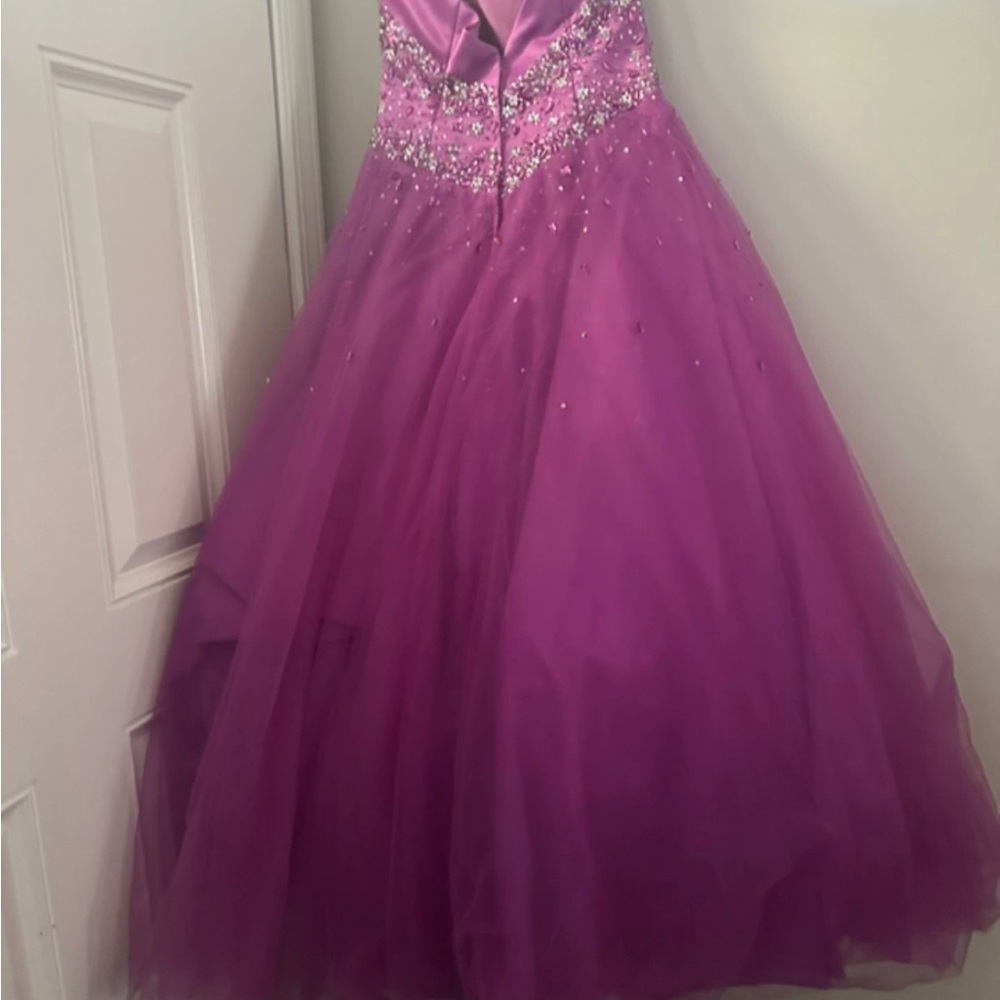 I wore this dress and a spring formal a few years ago. - Picture 7 of 13